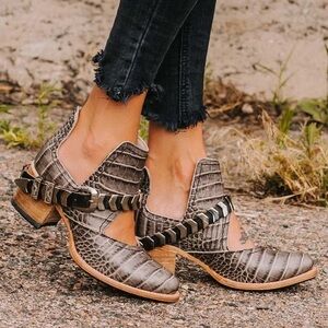 Freebird By Steven Blade Size 7 Gray Croc Embossed Leather Booties - New!